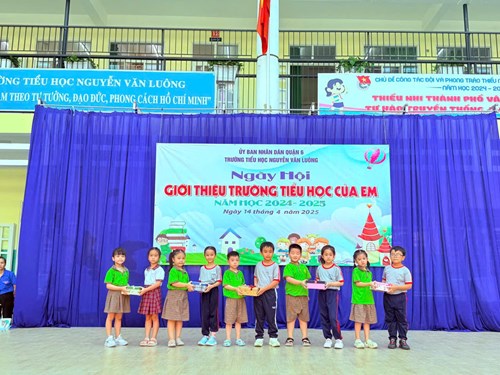 Trường Mầm non Rạng Đông 11 tổ chức cho trẻ 5-6 tuổi (lớp Lá) tham quan Trường Tiểu học Nguyễn Văn Luông